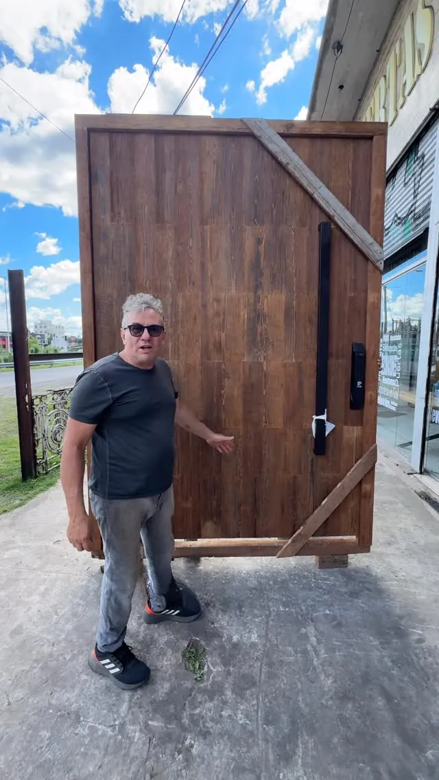 Nuestro papá junto a una puerta de pinotea terminada, con manijón largo