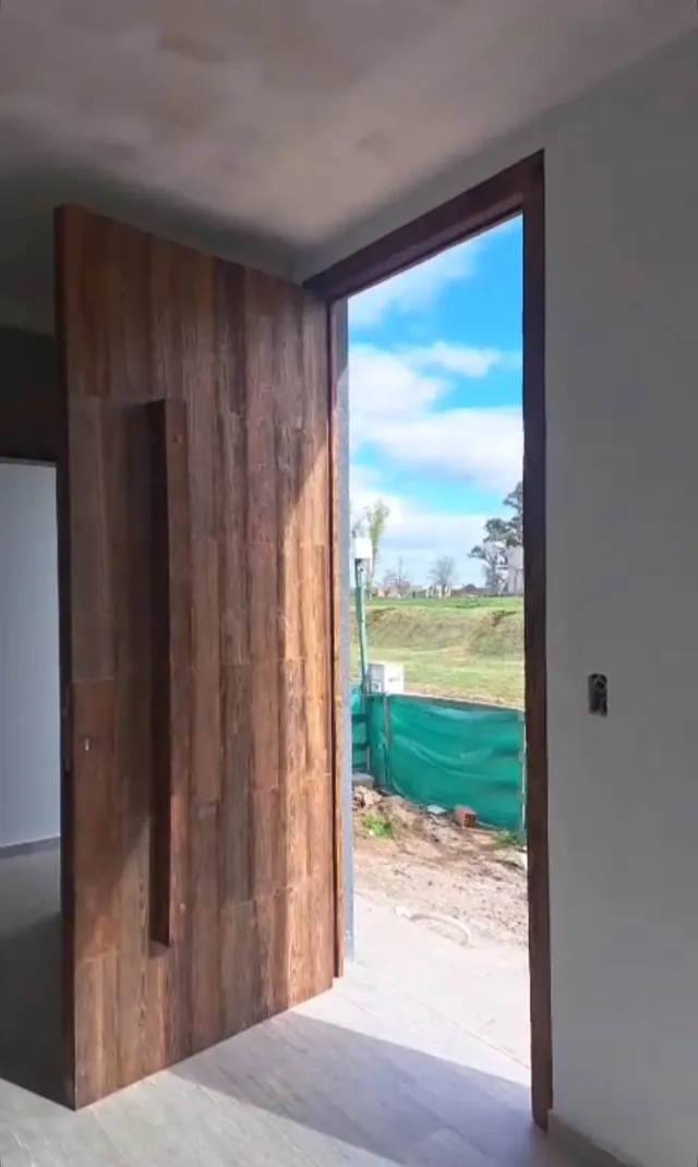 Puerta pivotante de pinotea maciza abierta